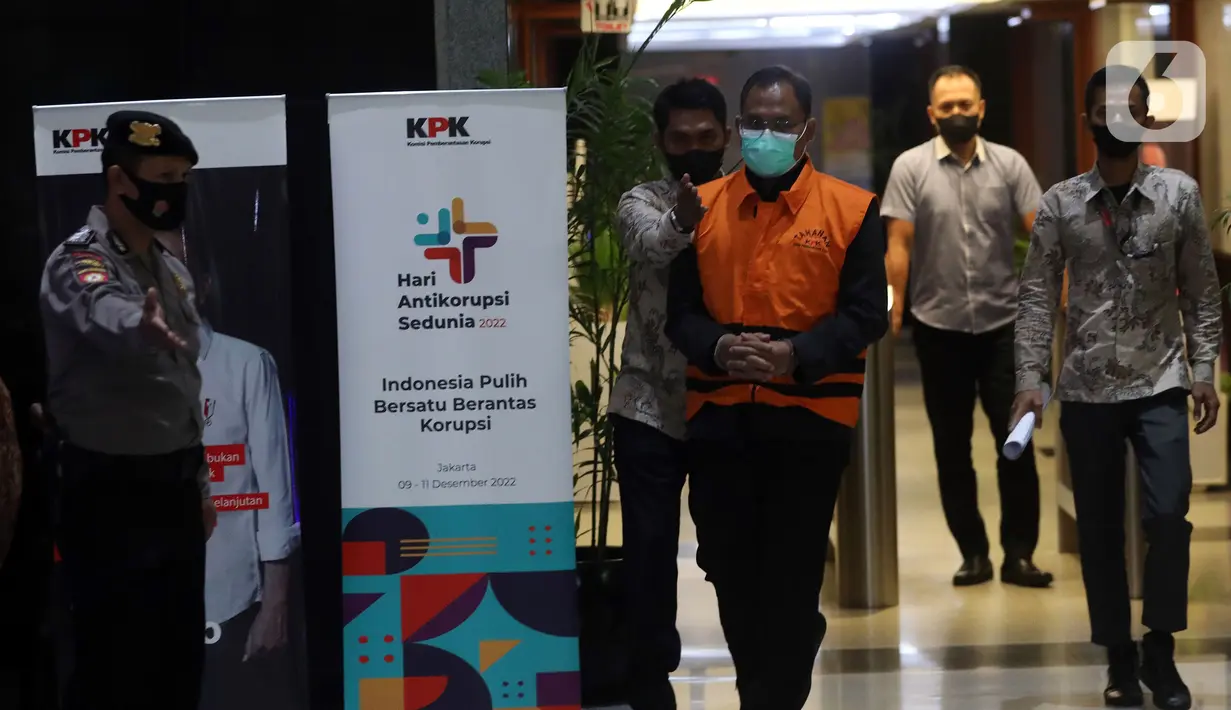 Tersangka Edy Wibowo yang merupakan Hakim Yustisial/Panitera Pengganti Mahkamah Agung (MA) dikawal petugas untuk dilakukan penahanan di Gedung Komisi Pemberantasan Korupsi (KPK), Rasuna Said, Jakarta, Senin (19/12/2022). KPK kembali menetapkan tersangka baru Edy Wibowo dalam kasus suap pengurusan perkara di MA menyusul 13 orang tersangka termasuk dua hakim agung Sudrajad Dimyati dan Gazalba Saleh. (Liputan6.com/Johan Tallo)