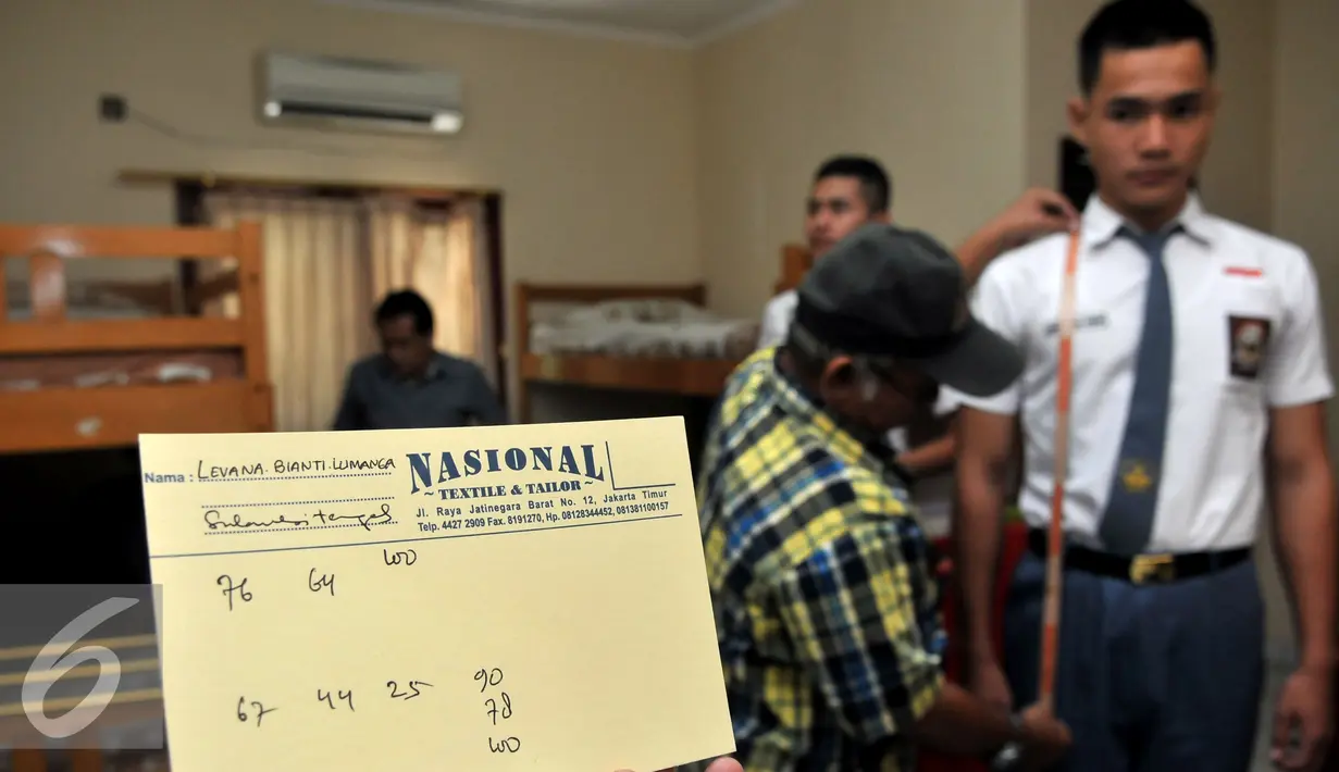 Siswa calon anggota Paskibraka tingkat nasional 2016 saat sedang mengukur baju seragam yang akan di pakai untuk latihan Paskibraka di Wisma-C PP-PON Menpora Cibubur, Jakarta Timur, Kamis (21/7). (Liputan6.com/Johan Tallo)