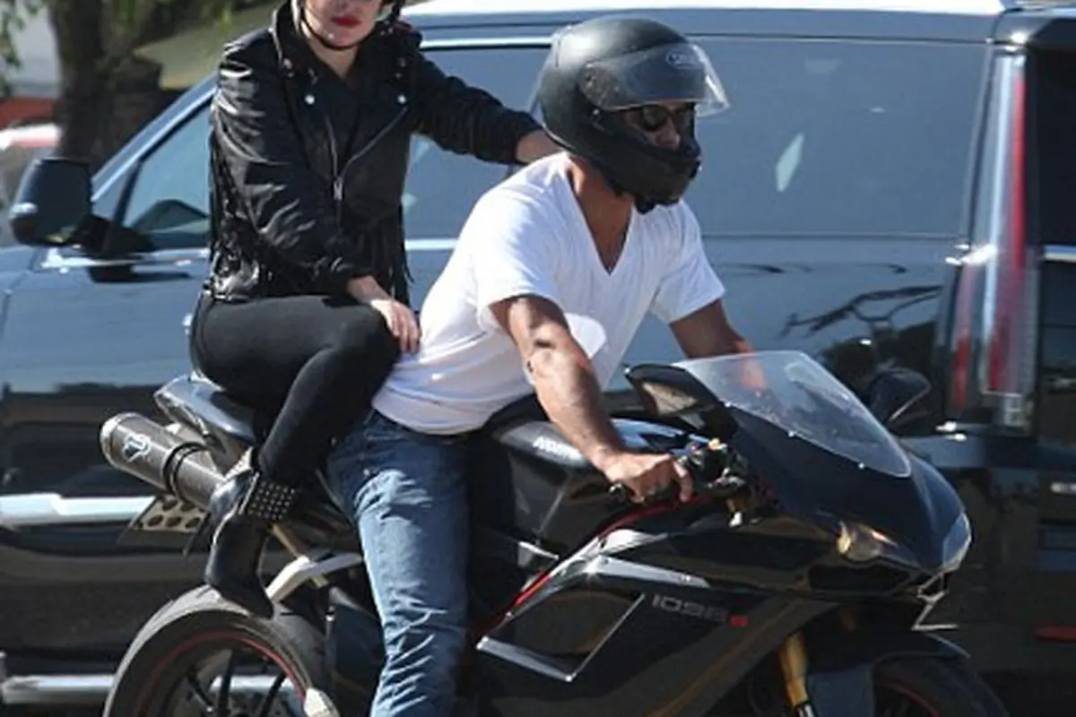 [Bintang] Lady Gaga dan Taylor Kinney