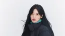 Rambut panjang dengan belahan pinggir bikin penampilan Bae Suzy terlihat mahal [@skuukzky]
