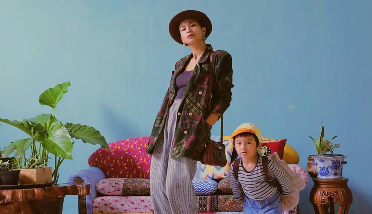 Bernuansa retro, Shareefa tampil denganbalzer panjang yang dilengkapi dengan topi. Enggak mau ketinggala, Pendul tampil gemas dengan topi bewarna kuing dan baju stripe. (Liputan6.com/IG/@shareefadaanish)