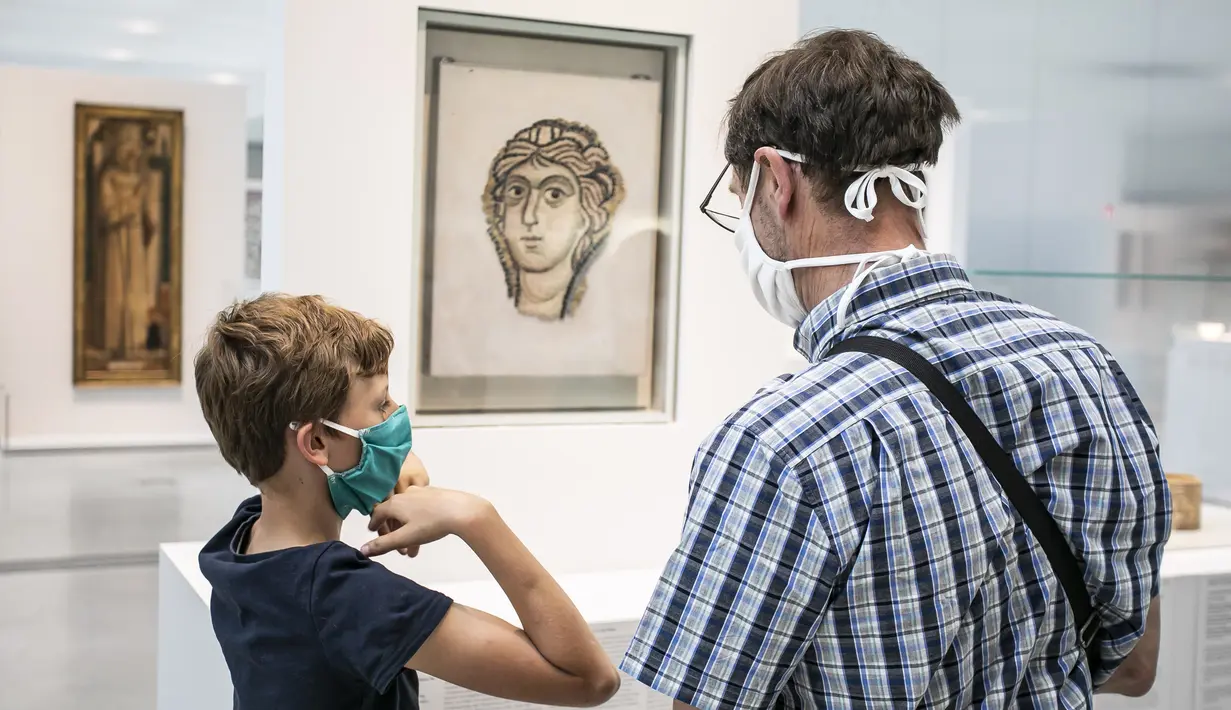 Para pengunjung mengenakan masker saat mengunjungi Museum Louvre Lens di Lens, Prancis, Rabu (3/6/2020). Memasuki fase kedua dalam pelonggaran kebijakan lockdown, Prancis mengizinkan museum-museum untuk menerima pengunjung. (Xinhua/Sebastien Courdji)