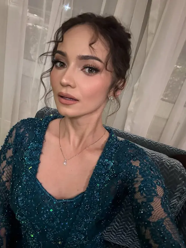 Inspirasi Model Kebaya Modern dari Enzy Storia, Pancarkan Keanggunan Penuh Pesona  (credit: instagram/enzystoria).