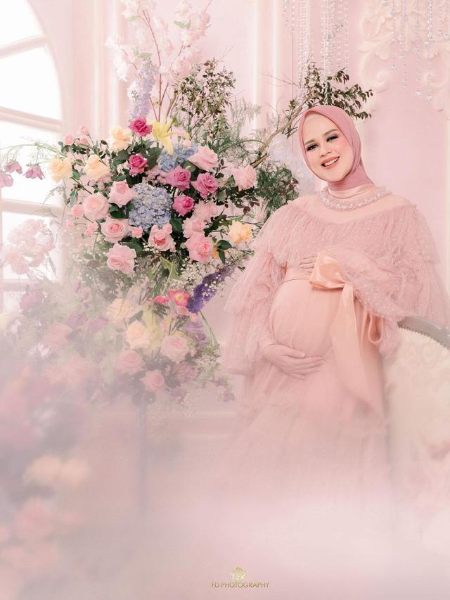 7 Gaya Ria Ricia dan The Bumils saat Maternity Shoot Tema Colorful, Menawan