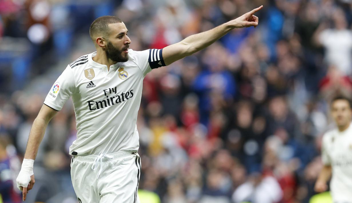 Striker Real Madrid, Karim Benzema, melakukan selebrasi usai membobol gawang Eibar pada laga La Liga di Stadion Santiago Bernabeu, Sabtu (6/4). Real Madrid menang 2-1 atas Eibar. (AP/Paul White)