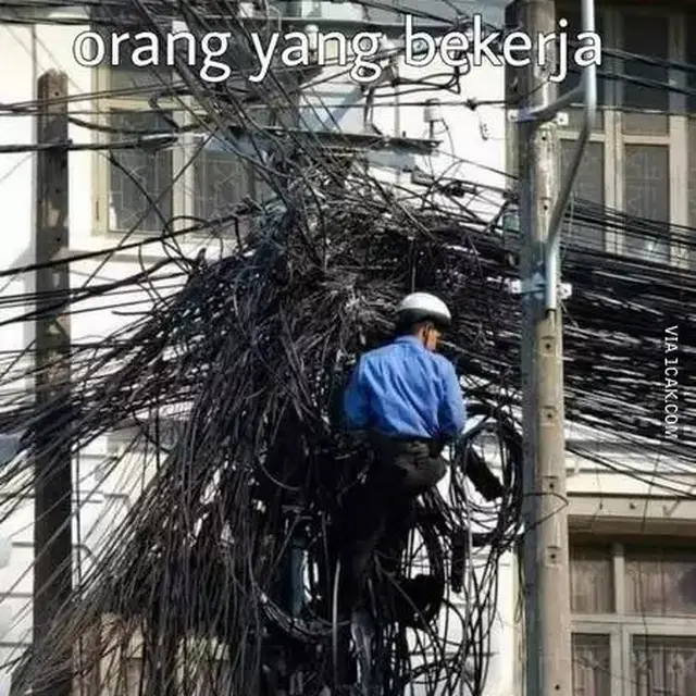 6 Potret Kabel Kusut Ini Ruwet Banget, Bikin Elus Dada