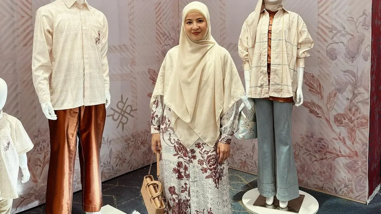 6 Gaya Padu Padan Gamis ala Natasha Rizky, Bisa Stylish dan Syar'i Sekaligus