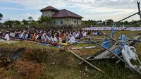 Para petani menunaikan salat meminta hujan (Istisqa) di Peukan Bada, dekat Banda Aceh, Kamis (23/1/2020). Salat Istisqa bertujuan memohon diturunkannya hujan karena sejumlah wilayah di sana mengalami musim kemarau sehingga menyebabkan kekeringan. (CHAIDEER MAHYUDDIN / AFP)