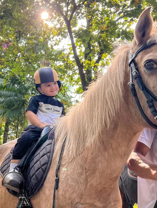 <p>"Ukkasya gemes bgt," tulis marginw. "Ini Gemesss bgt," tulis tya_ariestya. "Masya Allah,, ukaaaa pleasee jangan dulu gede ya Allah gemeccc," tulis choojs__ [Instagram/zaskiasungkar15]</p>