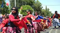Ratusan anak kecil mengikuti flashmob tari sintren yang menjadi bagian dari HUT ke 650 Cirebon. Foto (Liputan6.com / Panji Prayitno)