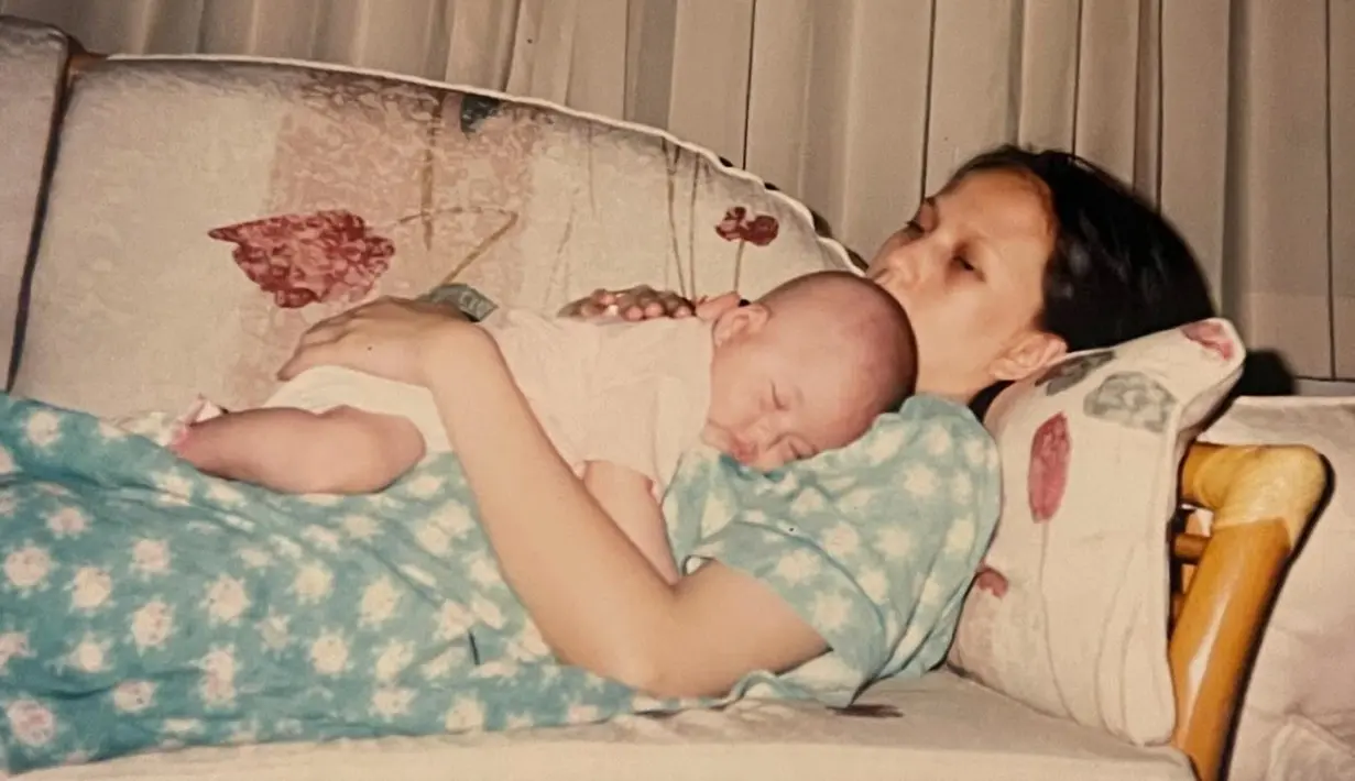 Momen penuh kenangan ketika Adhisty Zara tidur di pelukan sang bunda. Dalam keterangan unggahannya, Zara hanya tuliskan ucapan selamat ulang tahun dan ucapan terima kasih karena sang ibu selalu sayang kepadanya. Sofia Yulinar diketahui menikah muda, pasalnya ketika melahirkan Hasyakyla ia masih berusia 24 tahun dan ketika melahirkan Zara usianya 25 tahun. (Liputan6.com/IG/@zaraadhsty)