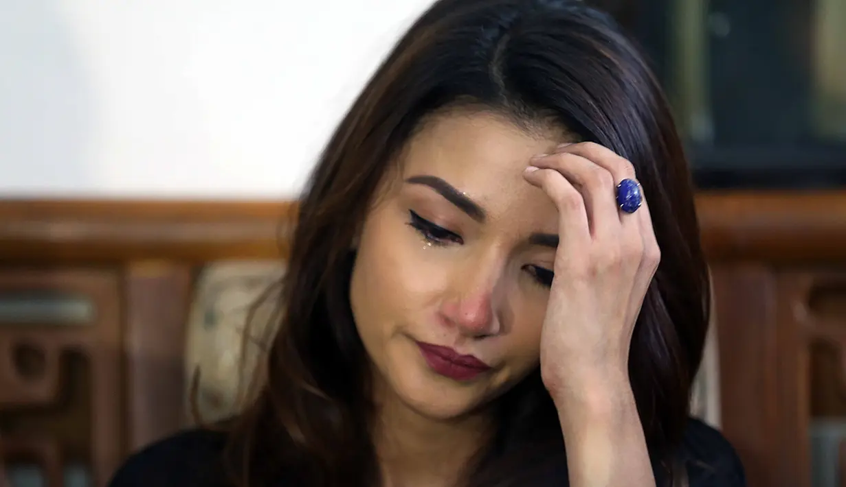 "Marwa menjelaskan bahwa dia perhatian pada anaknya. Tadi dilihatkan foto anaknya saja nangis. Baru lihat foto nangis berarti Marwa sangat sayang pada anaknya," kata Busro Sapawi Busro Sapawi, kuasa hukum Marwa di PA. (Nurwahyunan/Bintang.com)