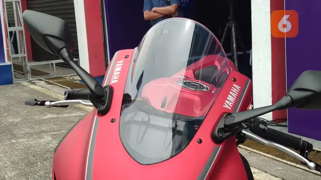 Yamaha R25 dengan aksesori resmi