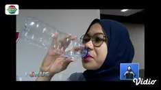 Minuman dalam botol plastik memang memberikan kesan simple dan mudah dibawa kemana saja. Design botol yang unik serta minimalis tidak jarang membuat para peminumnya menyimpan botol tersebut untuk kembali digunakan. Apakah hal ini berbahaya? Simak vid...