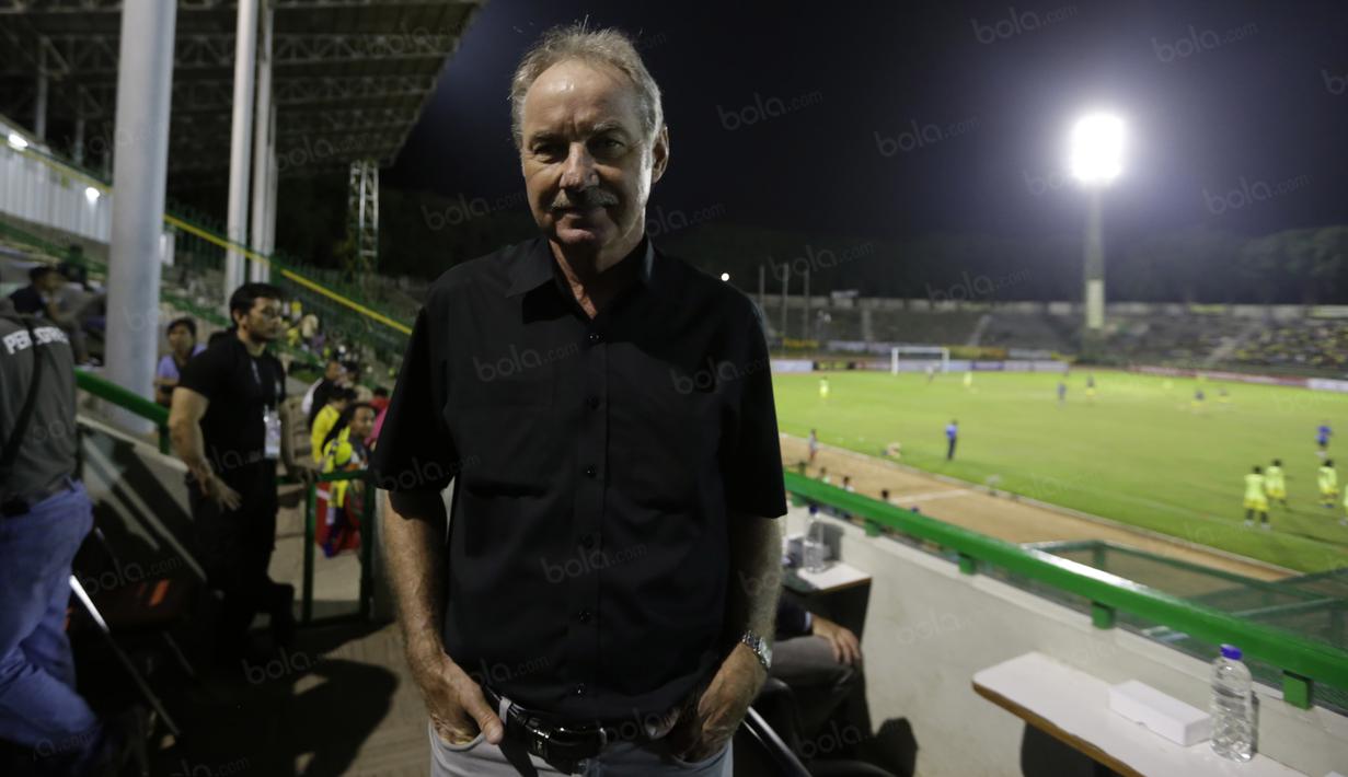 'How Much You Pay Me' kata Alfred Riedl dengan nada bercanda saat foto sesi di Stadion Petrokimia Gresik, Minggu (12/6/2016). (Bola.com/Nicklas Hanoatubun)