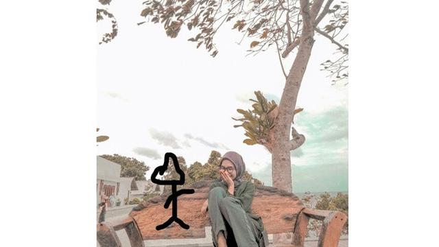 Wanita Ini Minta Fotonya Diedit Biar Berdua, 6 Hasilnya Bikin Ngakak