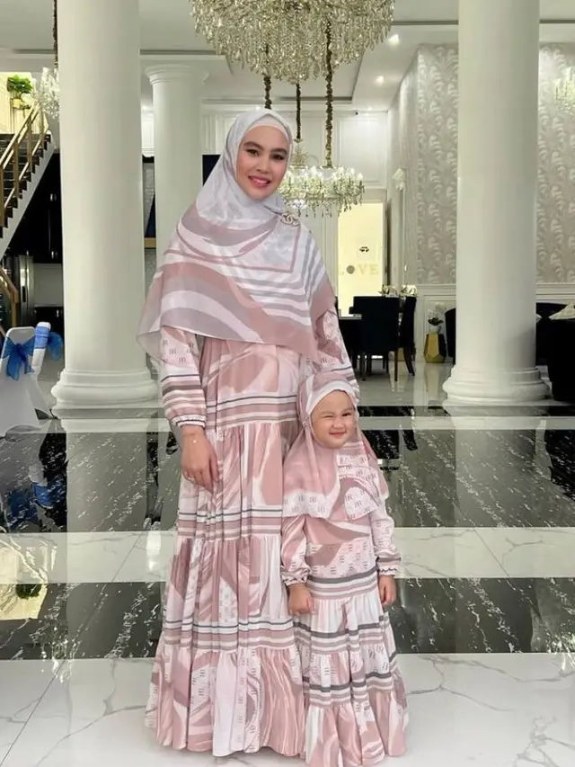 Khalisa bergaya mengedipkan mata bersama sang ibunda dalam unggahan Instagram