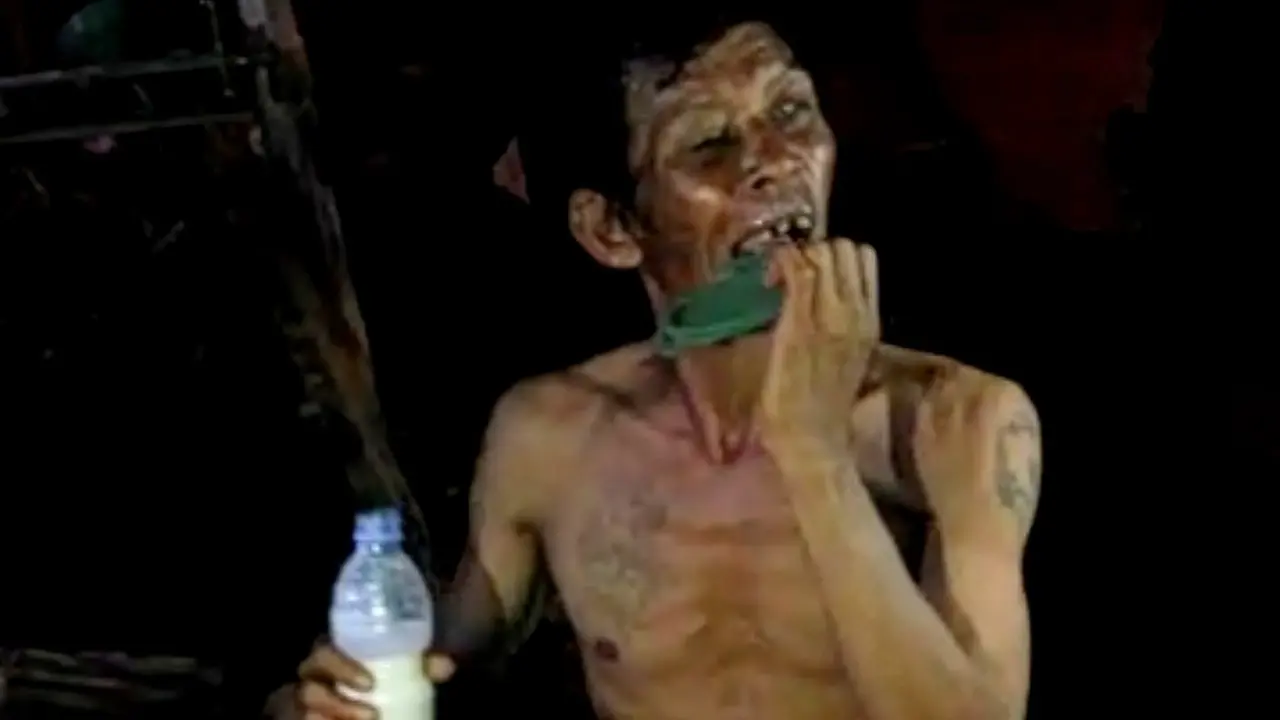Aksi La Buan saat meminum arak bercampur susu dan anti nyamuk menantang Virus Covid-19 di Muna.(Liputan6.com/Ahmad Akbar Fua)