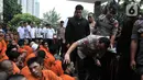 Kapolda Metro Jaya Irjen Pol Gatot Eddy Pramono memeriksa salah satu tersangka saat rilis hasil Operasi Sikat Jaya 2019 di Mapolda Metro Jaya, Jakarta, Senin (25/11/2019). Pelaku kejahatan tersebut ditangkap dari berbagai kasus. (merdeka.com/Iqbal Nugroho)