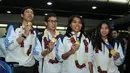 Pebulutangkis ganda putra dan putri peraih emas Asian Games 2014, Hendra Setiawan/Mohammad Ahsan dan Nitya Krishinda/Greysia Polii (dari kiri ke kanan) berpose di Bandara Soekarno-Hatta, Selasa (30/9/2014). (Liputan6.com/Helmi Fithriansyah)