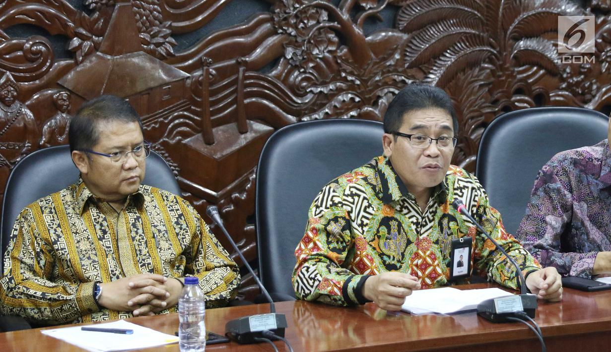 Dirut PT Telkom Indonesia (Persero) Tbk Alex Sinaga (kanan) bersama Menkominfo Rudiantara saat menyelenggarakan konferensi pers mengenai pemulihan layanan akibat terganggunya satelit Telkom 1, Jakarta, Selasa (12/9). (Liputan6.com/Angga Yuniar)