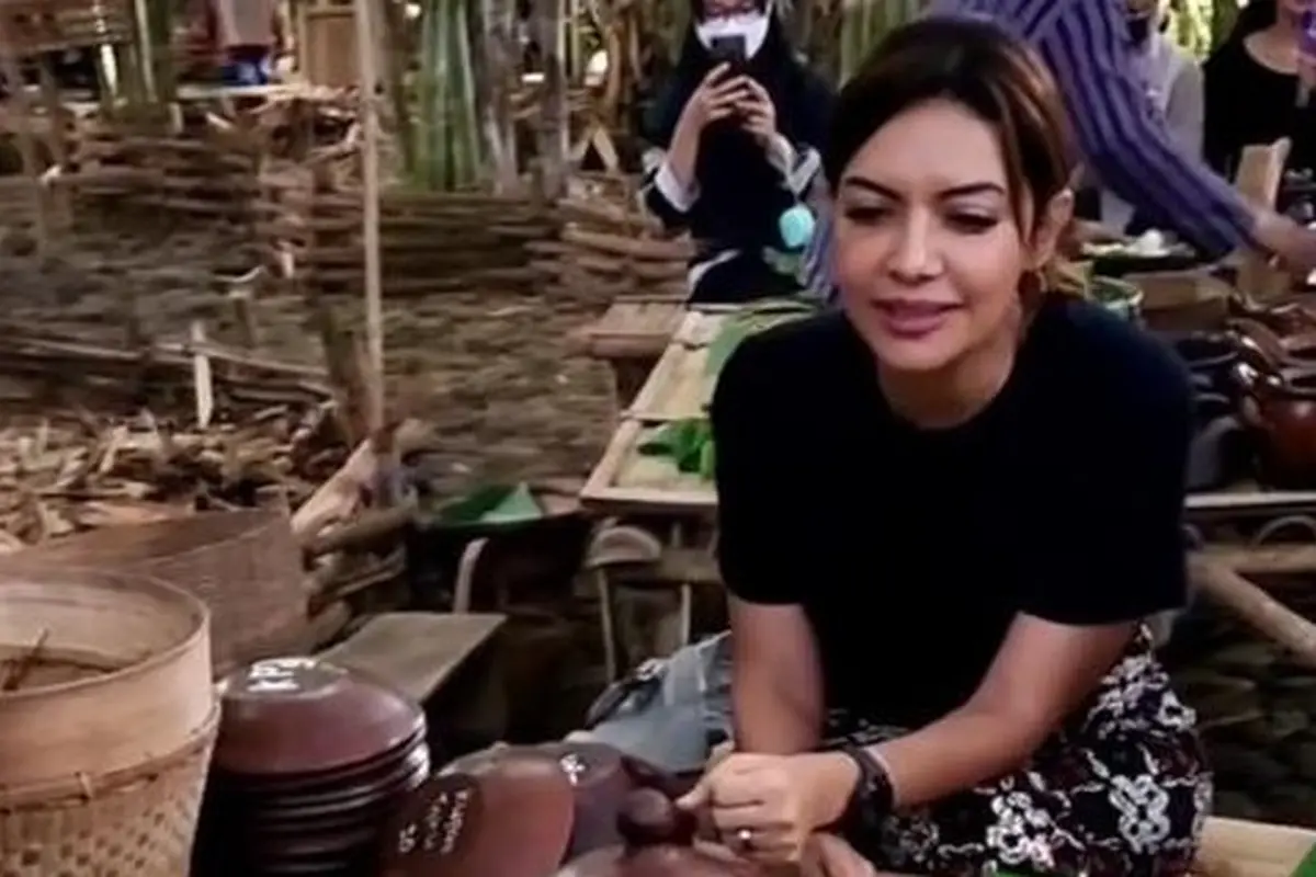 Keseruan Najwa Shihab Kunjungi Pasar Papringan di Temanggung, Belanja Pakai Uang Keping Bambu