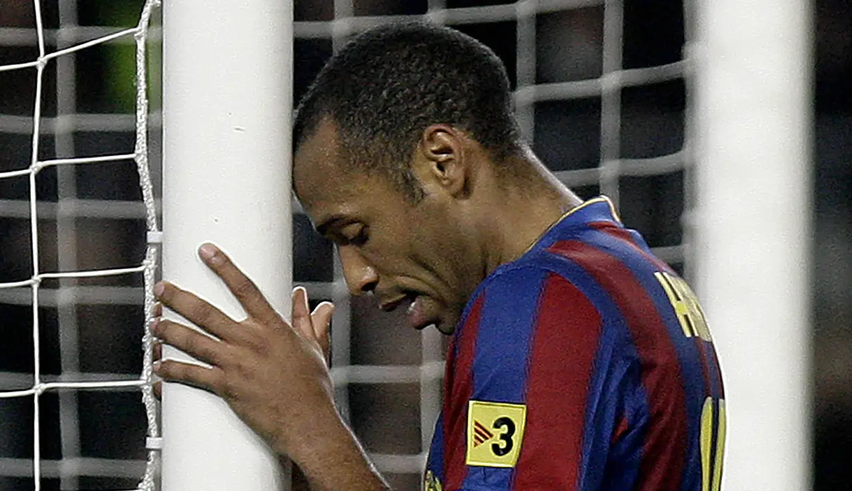 3. Thiery Henry - Memasuki usia 33 tahun striker asal Prancis ini oleh dibuang Pep Guardiola ke klub MLS. Lima tahun setelah meninggalkan La Blaugrana pemain legendaris Arsenal ini akhirnya memutuskan gantung sepatu. (AFP/Josep Lago) 