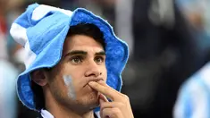 Ekspresi suporter Argentina setelah timnas mereka dikalahkan Kroasia pada penyisihan Grup D Piala Dunia 2018 di Nizhny Novgorod Stadium, Nizhny Novgorod, Rusia, Kamis (21/6). Pertandingan berakhir dengan skor 0-3. (Dimitar DILKOFF/AFP)