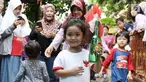 Anak Ayu Ting Ting, Bilqis Khumaira Rozak memegang botol berisi bendera saat mengikuti lomba memindahkan bendera di kawasan Depok, Jawa Barat, Kamis (17/8). Lomba tersebut digelar untuk menyambut HUT ke-72 Kemerdekaan RI. (Liputan6.com/Herman Zakharia)