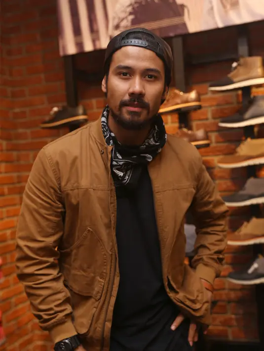 "Besar bangat kan peran Yesus, bahkan gua mendekati Yesus aja enggak, jauh bangat. Treatmentnya sih gua  meyakini dalam diri aja, utamanya adalah mental gua," tukasnya. (Andy Masela/Bintang.com)