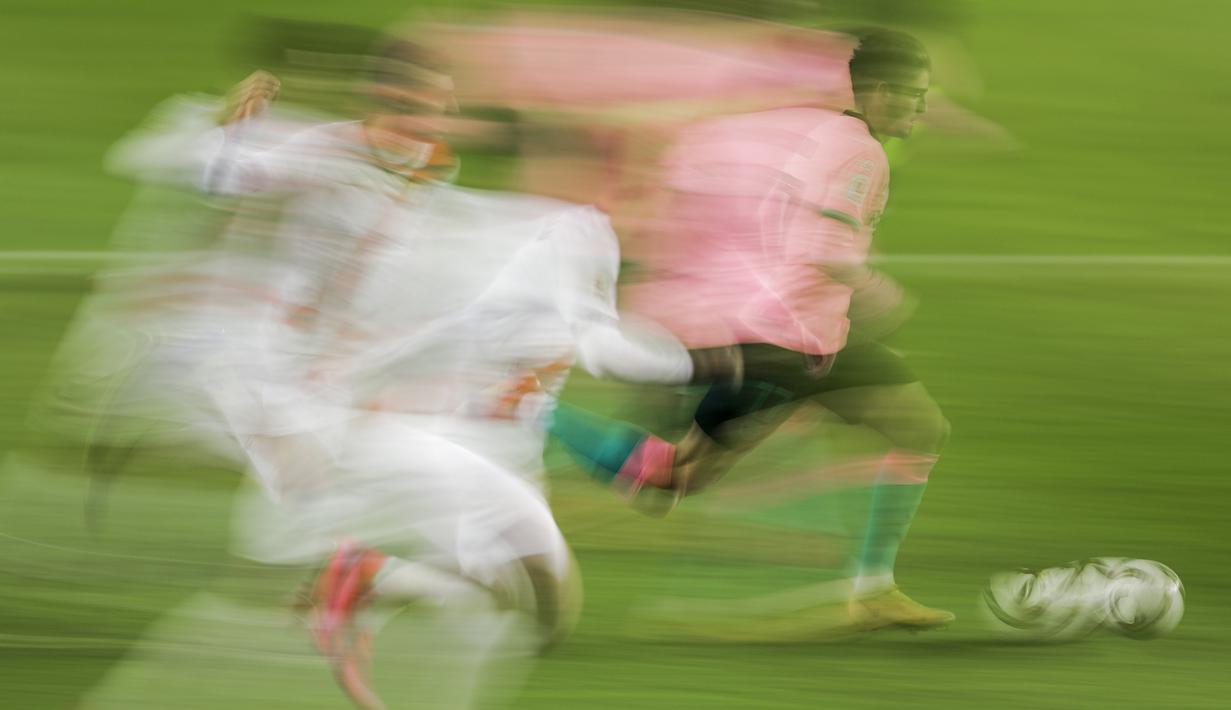 Pemain Barcelona, Francisco Trincao berlari menggiring bola saat melawan Rayo Vallecano pada laga babak 16 Besar Copa del Rey di Vallecas stadium, Madrid, Kamis (28/1/2021). (Foto: AP/Manu Fernandez)