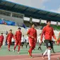 Para pemain Timnas Indonesia U-19 bersiap melawan Malaysia U-19 pada laga Kualifikasi Piala Asia U-19 2018 di Stadion Public, Paju, Senin (6/11/2017). Indonesia kalah 1-4 dari Malaysia. (AFP/Kim Doo-Ho)