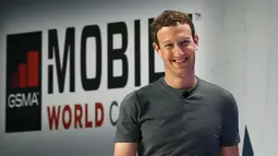Dengan gaya khas dan ciri khasnya pendiri sekaligus CEO Facebook, Mark Zuckerberg memasuki panggung akbar dan ikut memberikan sambutan pada ajang Mobile World Congress di Barcelona, Spanyol, Senin (22/2). (REUTERS/Albert Gea)