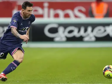 Lionel Messi akhirnya menjalani debut bersama PSG. Momen itu terjadi pada laga pekan ke-4 Ligue 1, ketika PSG dijamu tuan rumah Reims, Senin (30/8/2021) dini hari WIB. (Foto: AP/Francois Mori)