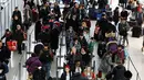 Antrean wisatawan untuk melakukan check in di Bandara Internasional John F. Kennedy, New York, Rabu (21/11). Masyarakat Amerika mulai bergegas pulang ke kampung halamannya alias mudik untuk merayakan Thanksgiving Day. (AP/Mark Lennihan)