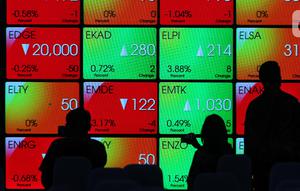 Karyawan melintasi layar yang menampilkan Indeks Harga Saham Gabungan (IHSG) saat acara Penutupan Perdagangan Bursa Efek Indonesia Tahun 2022 di Jakarta, Jumat (30/12/2022). PT Bursa Efek Indonesia (BEI) mencatat ada 59 perusahaan yang melakukan Initial Public Offering (IPO) atau pencatatan saham sepanjang 2022. Pada penutupan perdagangan akhir tahun, Indeks Harga Saham Gabungan (IHSG) ditutup lesu 0,14% atau 9,46 poin menjadi 6.850,62. (Liputan6.com/Angga Yuniar)