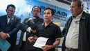 Mantan terpidana mati kasus pembunuhan Yusman Telaumbanua (kedua kiri) memberi keterangan usai pertemuan tertutup dengan pihak kontras terkait pelaporan mantan penasihat hukum Yusman di Kantor Peradi, Jakarta, Rabu (21/11).  (Liputan6.com/Faizal Fanani)