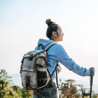 Manfaat hiking santai di akhir pekan sebagai cara sederhana dan untuk menjaga kebugaran tubuh. (Foto: jcomp/Freepik)