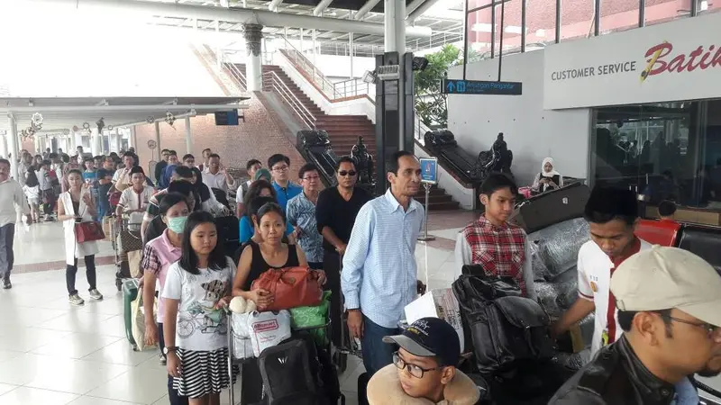 Penumpang antre di Bandara Soekarno-Hatta, Tangerang.