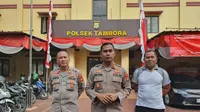Kapolsek Tambora Kompol Putra Pratama (tengah). Polsek Tambora meringkus kawanan jambret spesialis telepon genggam.  (Dokumentasi Polsek Tambora)