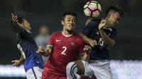 Bek Timnas Indonesia, Beny Wahyudi, duel udara dengan pemain Kamboja pada laga persahabatan di Stadion Patriot, Bekasi, Rabu (4/10/2017). Indonesia menang 3-1 atas Kamboja. (Bola.com/Vitalis Yogi Trisna)