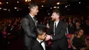 Bintang Real Madrid, Cristiano Ronaldo, berbincang dengan striker Barcelona, Lionel Messi, saat acara penghargaan pemain terbaik FIFA 2017 di London, Senin (23/10/2017). (AFP/Ben Stansall)