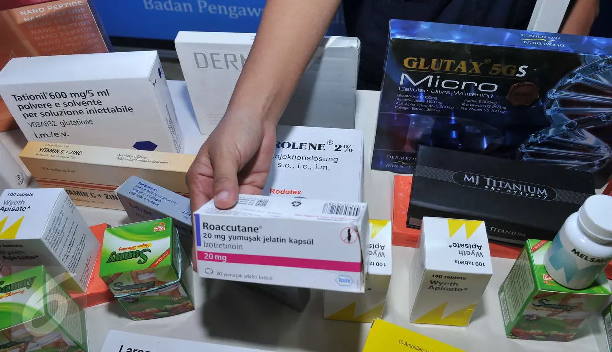 Petugas menunjukkan temuan produk kosmetik ilegal hasil operasi Storm VI tahun 2015 di kantor BPOM, Jakarta, Selasa (27/10/2015). BPOM memusnahkan produk obat dan kosmetika ilegal sebanyak 3.671 buah senilai Rp 20,8 miliar. (Liputan6.com/Gempur M Surya)