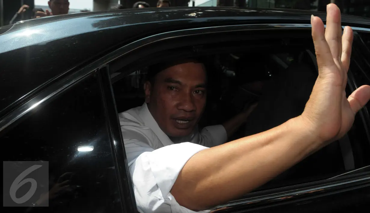 Bupati Rokan Hulu, Suparman, menaiki mobil saat hendak meninggalkan Gedung KPK, Jakarta, Selasa (10/5). Bupati Rokan Hulu diperiksa perdana sebagai tersangka kasus korupsi pembahasan Rancangan APBD Riau tahun 2014 dan 2015. (Liputan6.com/Helmi Afandi)