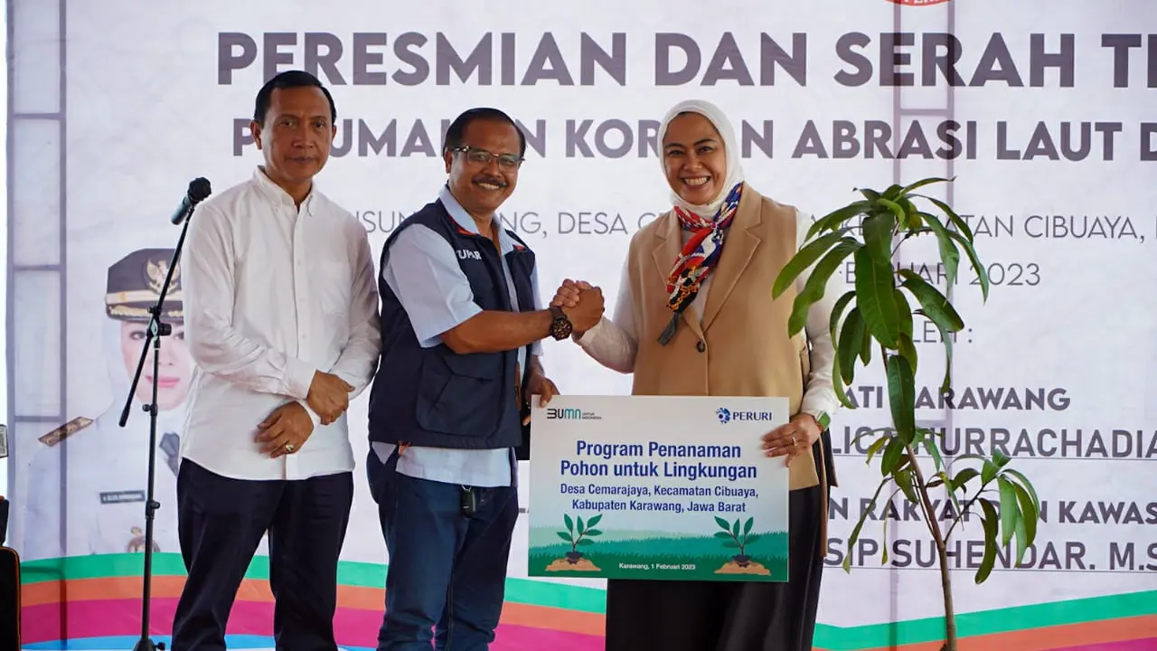 Peduli Bencana Abrasi Laut dan Rob, Peruri Serahkan Ratusan Pohon ke Warga Cemarajaya Karawang