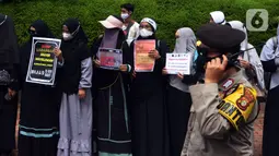 Aksi damai untuk mendukung muslimah India di depan Kedutaan Besar India, Jakarta, Selasa (22/2/2022). Aksi ini merupakan dukungan dan pembelaan kepada pelajar dan mahasiswa muslim di India terkait pelarangan menggunakan hijab dan persekusi. (merdeka.com/Imam Buhori)