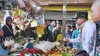 Pj Gubernur Lampung, Samsudin meninjau harga bahan pokok di Pasar Gading Rejo, Pringsewu, Lampung.  Foto : (Istimewa).