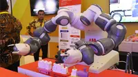 Sebuah robot dari produk teknologi industri ditampilkan dalam pameran Indonesia Industrial Summit 2018 di JCC, Jakarta, Rabu (4/4). Pameran tersebut merupakan pameran teknologi di bidang industri. (Liputan6.com/Angga Yuniar)