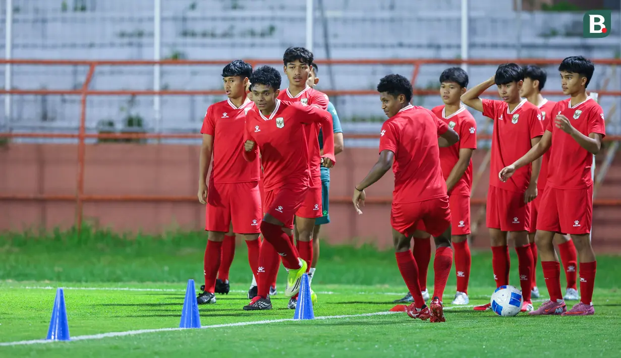 Di sisi lain, Timnas Vietnam U-17 tampil trengginas. Mereka berhasil menyapu bersih kemenangan dalam dua laga dan membuat Timnas Vietnam U-17 kukuh di puncak Grup A dengan nilai enam. Adapun Timnas Indonesia U-17 berada di peringkat ketiga dengan nilai tiga, kalah head to head dari Malaysia di urutan kedua. (Bola.com/M Iqbal Ichsan)