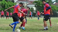 Arema berlatih di lapangan bagian luar Stadion Gajayana Malang, Selasa (19/11/2019). (Bola.com/Iwan Setiawan)